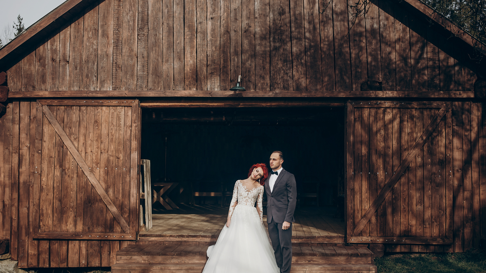 Láká vás stále populárnější trend svateb ve stodole? Moderní stodolu pro svatbu si snadno vyberete z naší široké nabídky svatebních míst.