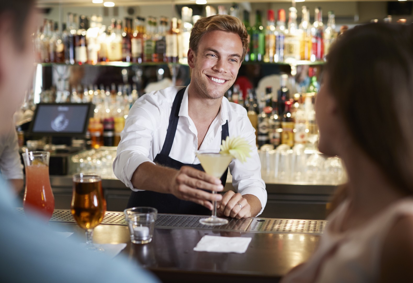 Obsluha baru je uměním. Barman na svatbě zabezpečí spokojenost hostů a přidá element šoumenství do celkové atmosféry. Vyberte si z naší databáze.