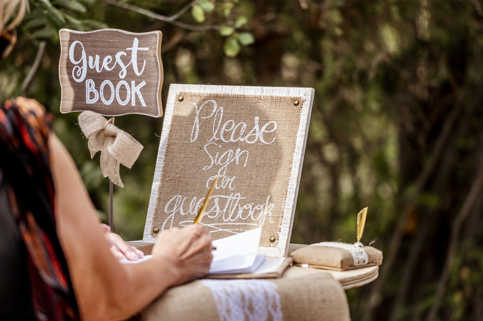 Zvečněte svoje svatební vzpomínky. Kniha hostů na svatbu je ideálním memorabíliem. Grafické návrhy či gravírování pro vás zabezpečí dodávatelé z Bridee