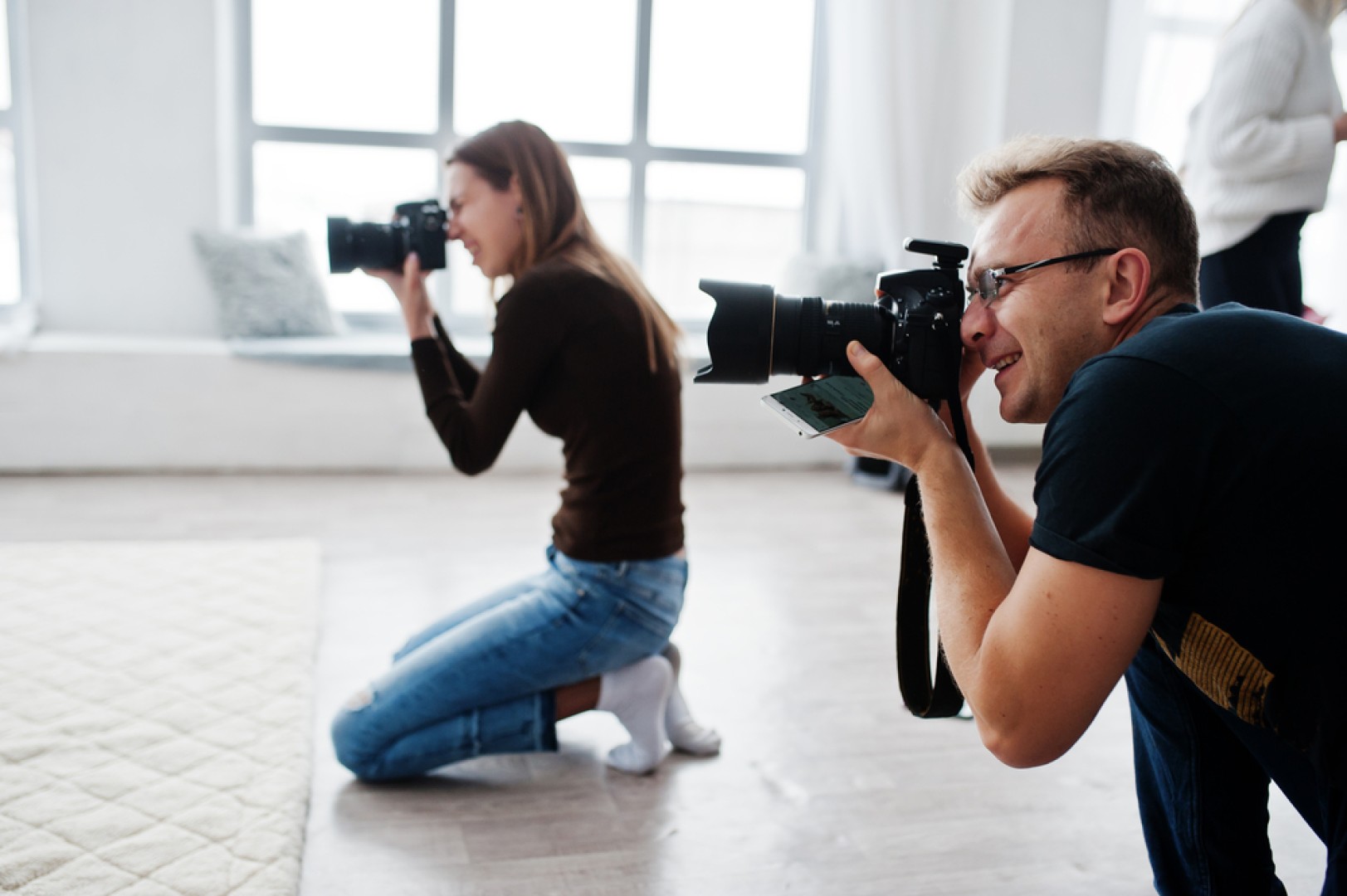 Svatební kameraman dohromady s fotografem je řešením, jak dostat maximální hodnotu za vaše peníze. Zvěčněte svůj svatební den s dodavatelem z bridee.cz
