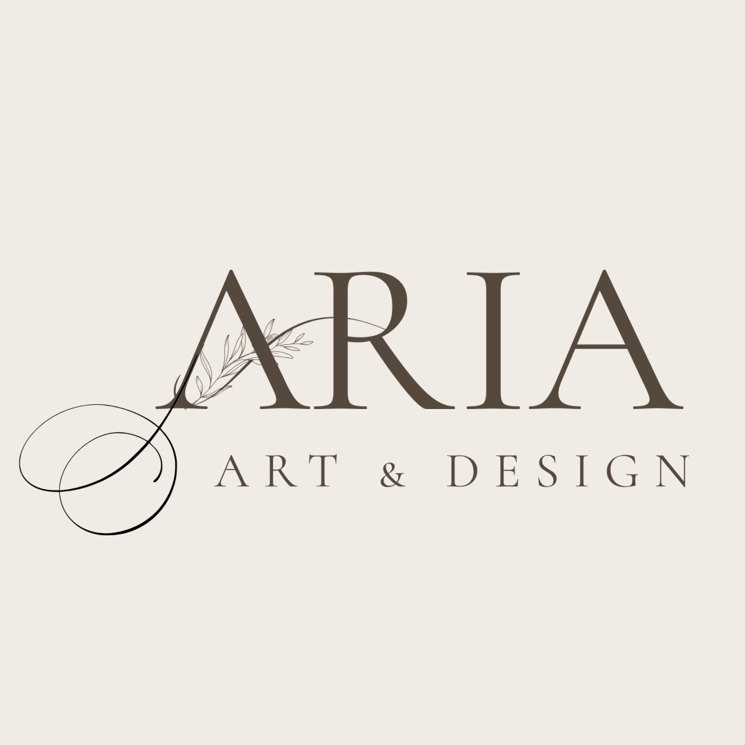 Elegantné logo ARIA Art & Design s jemným kvetinovým motívom a ozdobným písmom v zemitých tónoch.