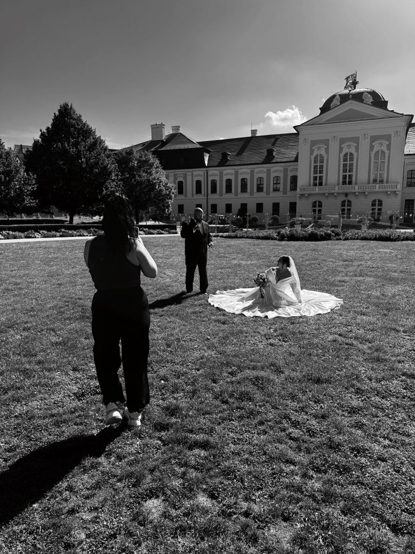 Tím Vow & Story - Weddings & Events pri dokumentovaní nevesty a ženícha v záhrade barokového kaštieľa v Bernolákove.