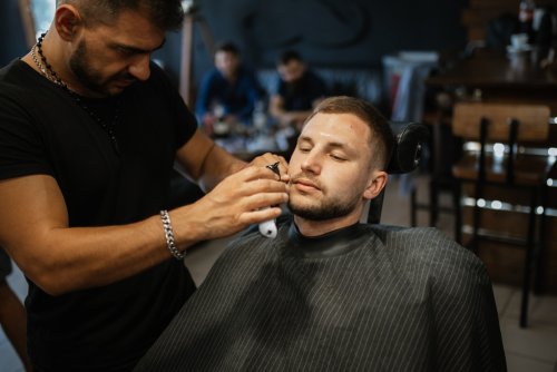 Najděte si svého svatebního barbera na našem portálu. Barber pro ženicha na svatbu. Pánské střihy a styling. Pro váš výjimečný den jen to nejlepší. 