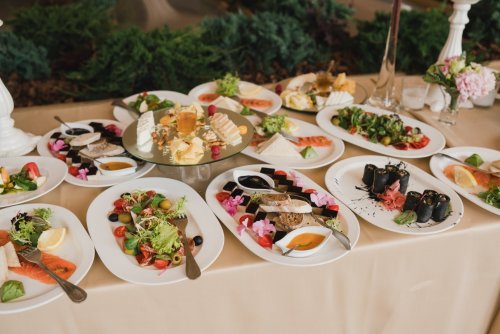 Hledáte profesionální a hlavně chutný catering na svatbu? Vyberte si z naší nabídky dodávatelů to pravé pro vás. Svatebí portál bridee.cz