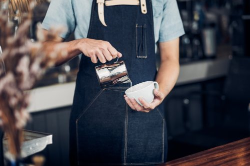 Coffe bar je šikovným řešením, které zabezpečí vaše potřeby teplých nápojů. Víme, jak náročný může byť svatební den. Dobijte se energií s kávovým barem.