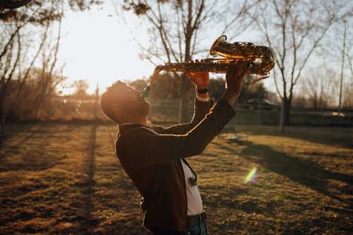 Saxofonista na svatbě naladí tu správnou atmosféru v průběhu vašeho svatebního dne. Flexibilně přizpůsobí tóny pro potřeby obřadu, hostiny nebo zábavy. Vyberte si.