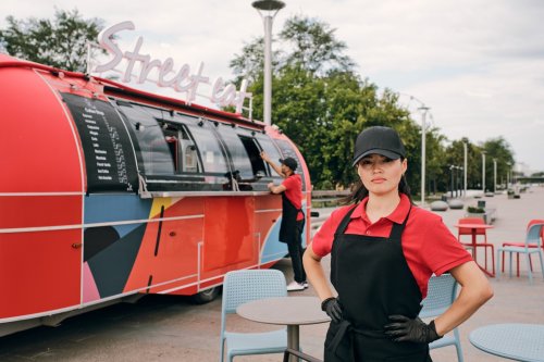 Streetfood na svatbu je skvělý způsob, jak zaujmout hosty originálními jídly a přispět k nezapomenutelné atmosféře vaší svatby.