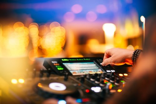 DJ na svatbu je univerzálním řešením večerního programu. Široký repertoár zabezpečí, že si každý svatebčan přijde na své. Vyberte si DJe u nás.