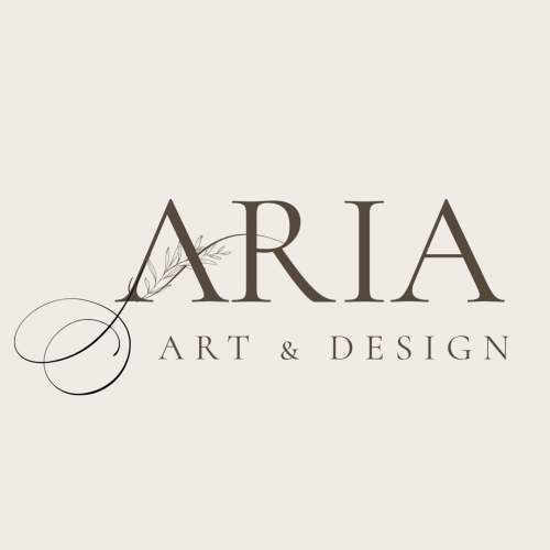 Elegantné logo ARIA Art & Design s jemným kvetinovým motívom a ozdobným písmom v zemitých tónoch.