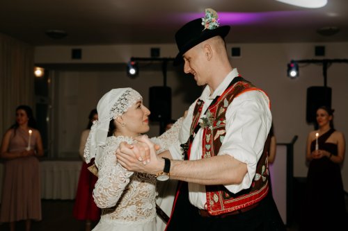Bíž Starejší počas tradičného čepčenia tancuje s nevestou v ľudovom kroji na svadbe.