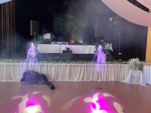 Profesionálna svetelná šou a dymové efekty od DJ Ste-fun na svadobnom parkete.