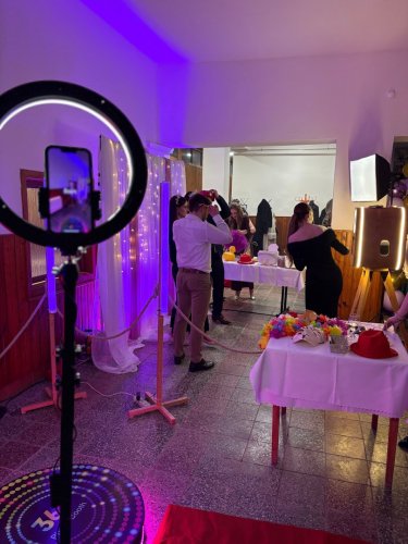 Hostia na svadbe využívajúci služby Fotobúdka | FunFlash s osvetlením a rekvizitami v interiéri.