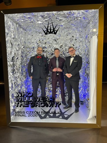 Traja elegantne oblečení muži v oblekoch pózujú v rámci Luxury Photo Experience v lesklom striebornom fotokútiku s logom Miss Czech Republic.