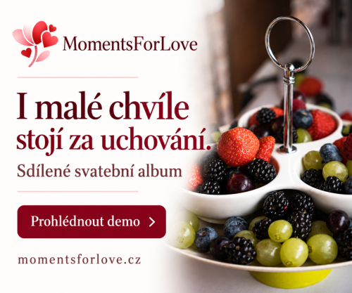 Detailný záber na čerstvé lesné ovocie a hrozno v miskách ako súčasť svadobného cateringu z galérie MomentsForLove.