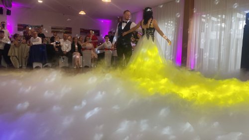 Novomanželia tancujú svoj prvý tanec na svadbe v oblakoch ťažkého dymu, ktorý zabezpečil svadobný Dj a moderátor.