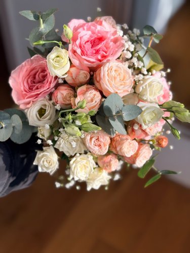 Bohato zdobená svadobná kytica od Alice Flowers zložená z ružových a bielych ruží s eukalyptovými listami.
