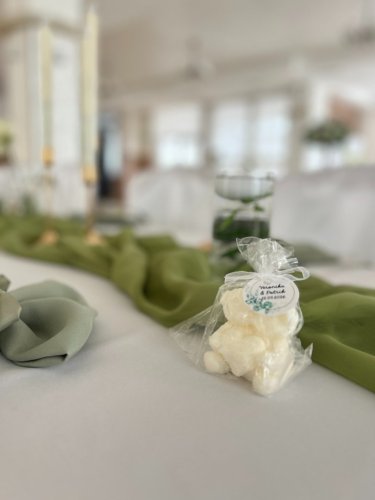 Detail svadobného darčeka pre hostí v tvare bieleho macíka na prestretom stole, ktorý pripravila svadobná koordinátorka Saskia - Wedding Fairy.