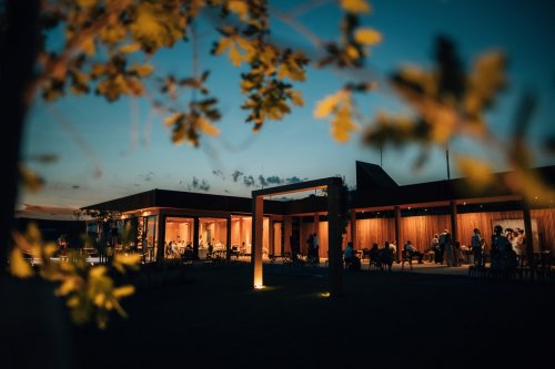 Nočný  pohľad na osvetlený areál  Frtus Winery
